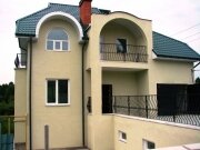 Дом на склоне реки